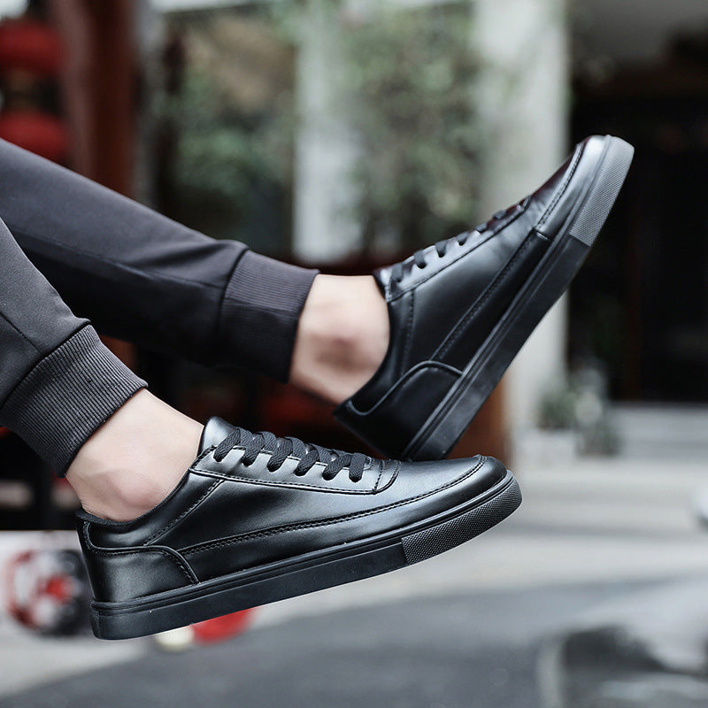 1715-Negro es el zapato ideal para tu look informal. Está hecho de cuero sintético resistente a la intemperie, con costuras sobrepuestas para una mayor durabilidad. La suela plana proporciona una cómoda caminata por largas horas, y los cordones clásicos le dan un toque final a tu estilo clásico.