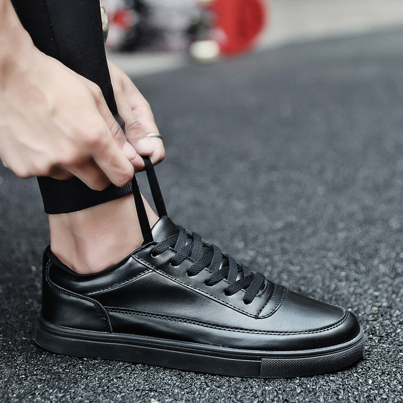 1715-Negro es el zapato ideal para tu look informal. Está hecho de cuero sintético resistente a la intemperie, con costuras sobrepuestas para una mayor durabilidad. La suela plana proporciona una cómoda caminata por largas horas, y los cordones clásicos le dan un toque final a tu estilo clásico.