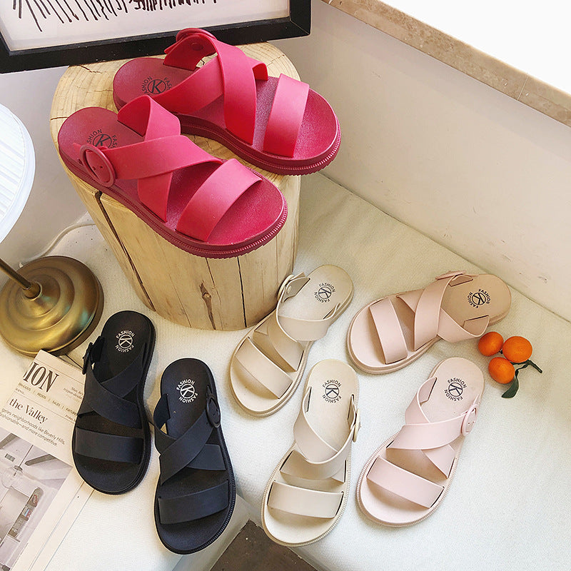 El Calzado PVC 3613 es ideal para la comodidad y frescura de los pies. Estas Sandalias están hechas de material pvc para recubrimiento y suela y cuentan con una punta redonda, sandalia descubierta, lo que facilita la transpiración de los pies. Son ligeras, suaves y antideslizantes, ideales tanto para uso en casa como en la playa. te dan un look cómodo con tus atuendos.