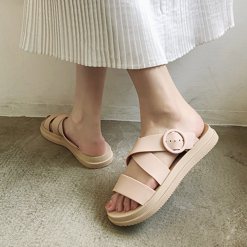 El Calzado PVC 3613 es ideal para la comodidad y frescura de los pies. Estas Sandalias están hechas de material pvc para recubrimiento y suela y cuentan con una punta redonda, sandalia descubierta, lo que facilita la transpiración de los pies. Son ligeras, suaves y antideslizantes, ideales tanto para uso en casa como en la playa. te dan un look cómodo con tus atuendos.