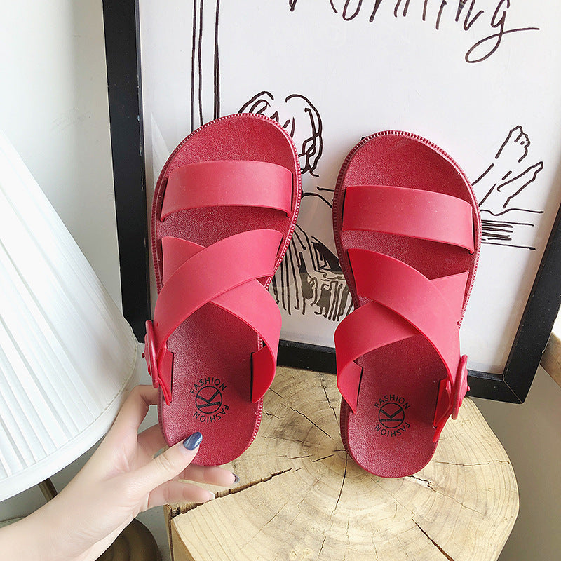 El Calzado PVC 3613 es ideal para la comodidad y frescura de los pies. Estas Sandalias están hechas de material pvc para recubrimiento y suela y cuentan con una punta redonda, sandalia descubierta, lo que facilita la transpiración de los pies. Son ligeras, suaves y antideslizantes, ideales tanto para uso en casa como en la playa. te dan un look cómodo con tus atuendos.