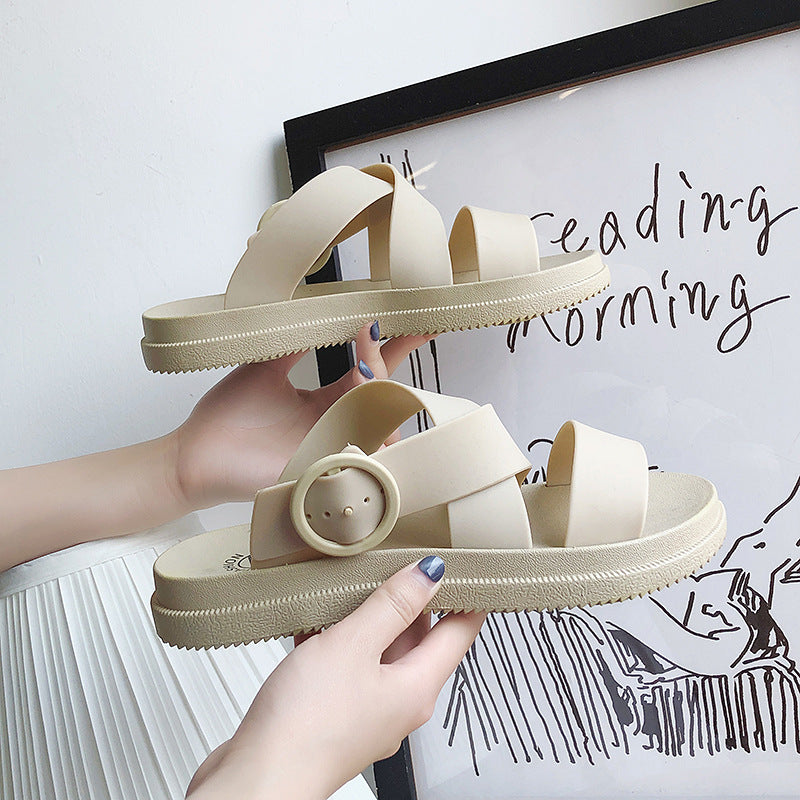El Calzado PVC 3613 es ideal para la comodidad y frescura de los pies. Estas Sandalias están hechas de material pvc para recubrimiento y suela y cuentan con una punta redonda, sandalia descubierta, lo que facilita la transpiración de los pies. Son ligeras, suaves y antideslizantes, ideales tanto para uso en casa como en la playa. te dan un look cómodo con tus atuendos.
