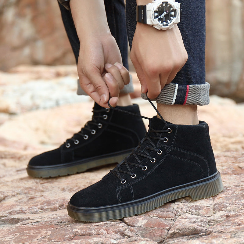 Esta zapatilla 025-Negro ofrece una suela de caucho antideslizante para que caminar y trabajar durante todo el día sea más seguro y cómodo. Además, con su altura al tobillo y cuero sintético volteado, es ideal para cualquier ambiente laboral. Cierre los cordones para un ajuste perfecto.