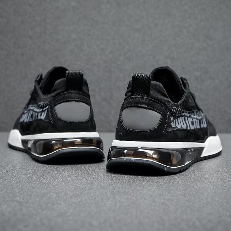 N007-Negro es una zapatilla deportiva perfecta para todos los niveles de entrenamiento. Cuenta con una cámara de aire para una amortiguación óptima y reducir el impacto en las articulaciones, especialmente en las rodillas, reduciendo el riesgo de lesiones. Está fabricada con un recubrimiento de lona y cuero sintético para ser resistente, transpirable y absorbente al sudor, y una suela dentada para obtener la mejor tracción. Cordones de ajuste para mayor ajuste.