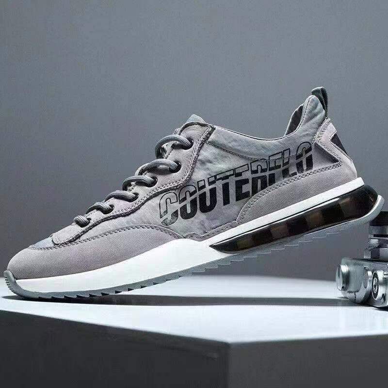 N007-Gris es una zapatilla deportiva perfecta para todos los niveles de entrenamiento. Cuenta con una cámara de aire para una amortiguación óptima y reducir el impacto en las articulaciones, especialmente en las rodillas, reduciendo el riesgo de lesiones. Está fabricada con un recubrimiento de lona y cuero sintético para ser resistente, transpirable y absorbente al sudor, y una suela dentada para obtener la mejor tracción. Cordones de ajuste para mayor ajuste.