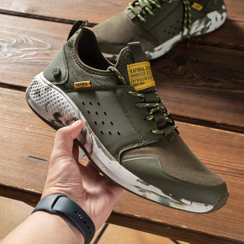 004-Verde ofrece la combinación perfecta entre estilo deportivo y clásico. Diseñada con tejidos sintéticos suaves al tacto, esta zapatilla ofrece la mejor comodidad al caminar. El ajuste clásico de la zapatilla le ofrece un perfecto ajuste en todos los tamaños.
