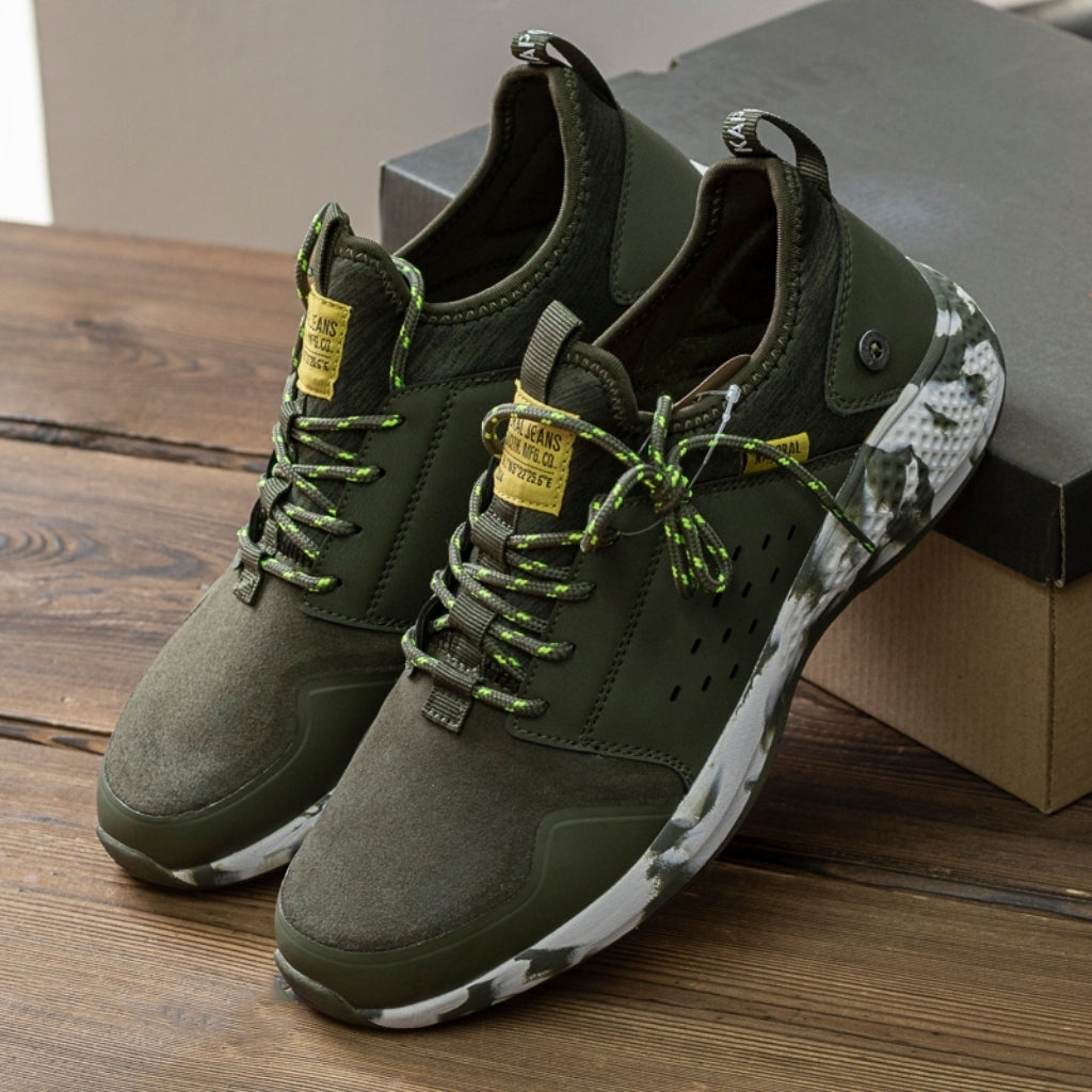 004-Verde ofrece la combinación perfecta entre estilo deportivo y clásico. Diseñada con tejidos sintéticos suaves al tacto, esta zapatilla ofrece la mejor comodidad al caminar. El ajuste clásico de la zapatilla le ofrece un perfecto ajuste en todos los tamaños.
