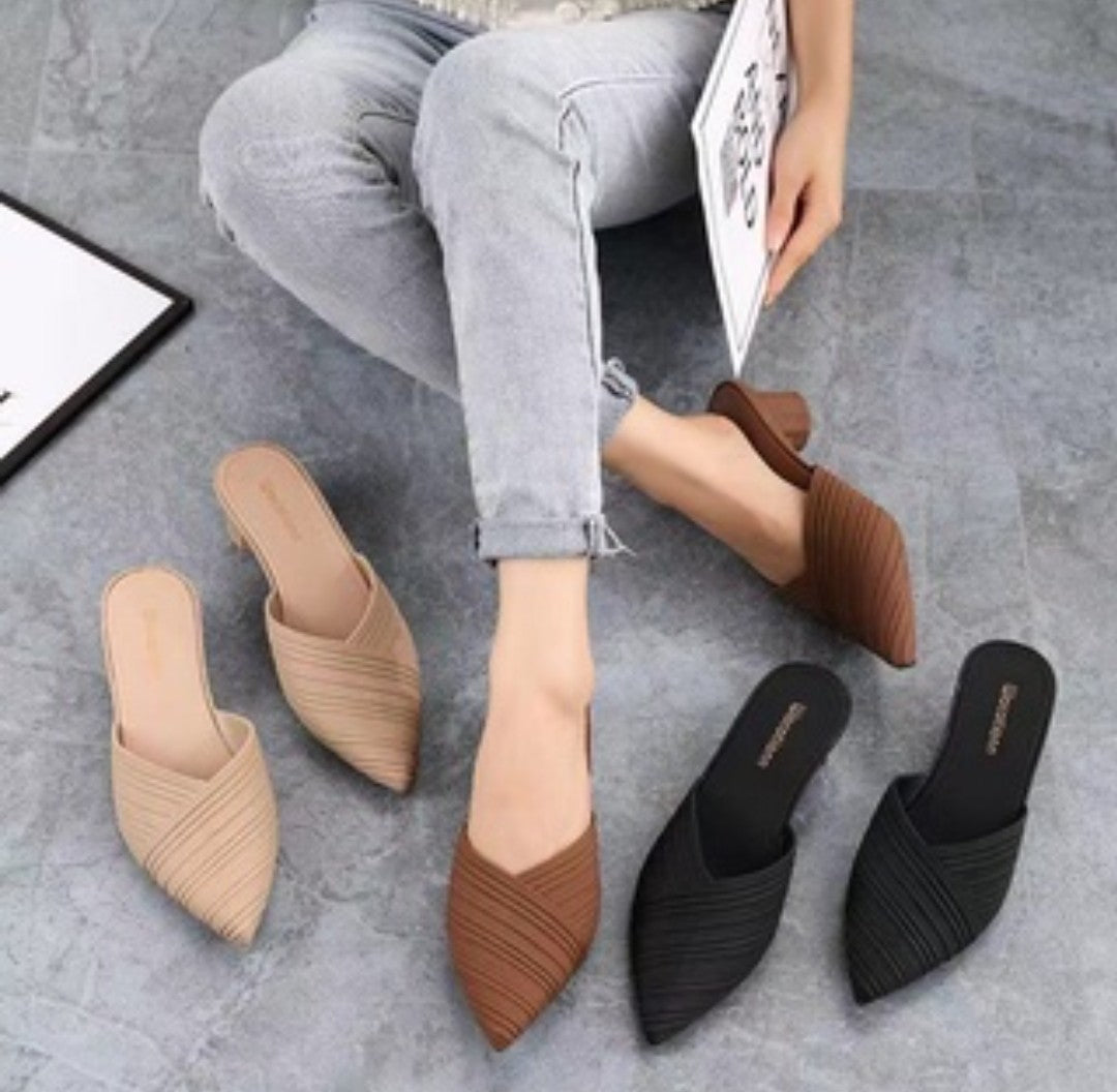 Los Calzados PVC 2028 para mujer, ofrecen la mejor protección para el pie, al mismo tiempo que permiten la transpiración desde el tobillo hasta los dedos. Su material suave y ligero garantiza el mínimo estrés en articulaciones. Además, combinan perfectamente con la mayoría de atuendos, resultando en un zapato ideal para todo tipo de ocasiones.