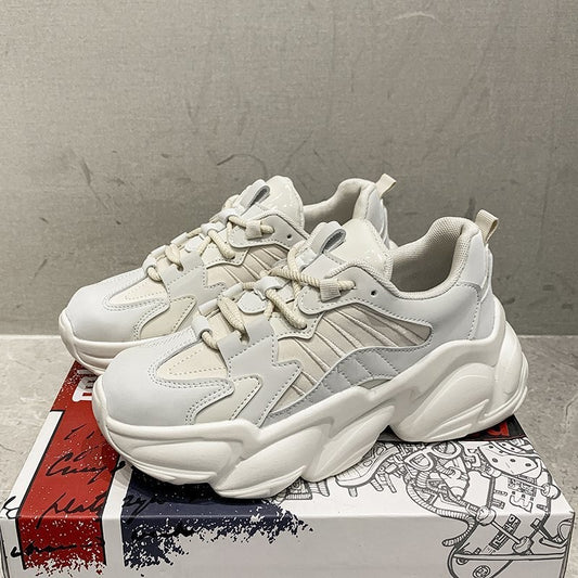 La zapatilla deportiva 12122-Blanco es una estación primavera/otoño perfecta para caminar y ejercitarte en ambiente interior aeróbicos,  El exterior de pvc con cordones, cuero de imitación, suela rubber ofrecen una resistencia duradera sin sacrificar el estilo. Aunque no son impermeables, protegen sus pies en condiciones de clima cambiante.