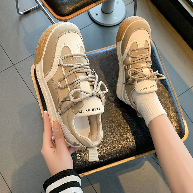 Disfruta de un estilo único con el calzado deportivo 818 Beige. Con sus suelas de plataforma, es perfecto para diferentes actividades. Está hecho con materiales transpirables y antideslizantes, como cuero sintético y EVA, para ofrecerte una durabilidad y sujeción de calidad. Además, cuenta con cordones para un mayor ajuste.