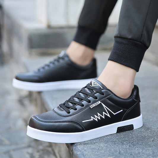 Los zapatos 8611-Negro son cuero sintético, excelente resistencia y duración. Cuentan con suela plana, antideslizante y logo bordado. El interior está relleno de tejido de algodón para mayor comodidad y cinta clásica para un calzado casual y cómodo. Impermeables con una excelente duración