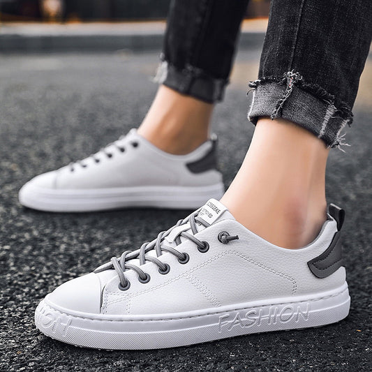 Descubre la comodidad, la versatilidad y el estilo casual de los CD07-Blanco. Estos zapatos de cuero están disponibles en una variedad de colores para combinar con tu look personal. Los CD07-Blanco son perfectos para los que buscan un estilo moderno sin comprometer la comodidad. ¡Tus pies te lo agradecerán!