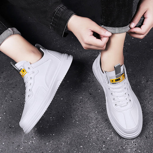 Los zapatos Y602 White Blanco B son ideales para hombres que valoran la comodidad con estilo.  lazos clásicos. Estas zapatillas blancas ofrecen suela ligera, transpirable, con diseño antideslizante para mayor agarre al suelo. La suela dentada otorga un plus de estilo y comodidad. ¡Un excelente calzado para usar con tus atuendos informales! 