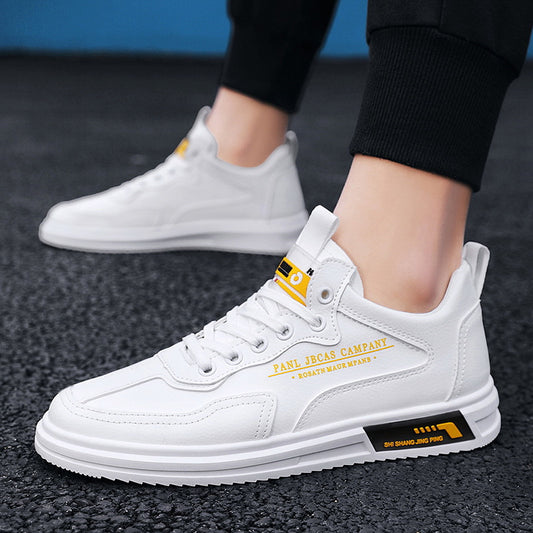 Los zapatos Y602 White A son ideales para hombres que valoran la comodidad con estilo. Estas zapatillas blancas ofrecen suela ligera, transpirable, con diseño antideslizante para mayor agarre al suelo. La suela dentada otorga un plus de estilo y comodidad. ¡Un excelente calzado para usar con tus atuendos informales! 