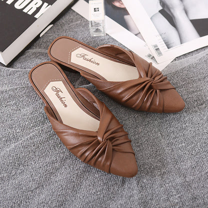 ¡Luce elegante con las nuevas sandalias de punta estrecha PVC 168! Estas cómodas zapatillas te harán sentir la suavidad en tus pies como si estuvieran hechos de gelatina. ¡Perfectas para que las uses tanto en casa como para ir a la playa! Con su taconcito para darles un toque sobrio y lucir a la moda. ¡Súbete a la ola y deslumbra a los demás con estas sandalias!