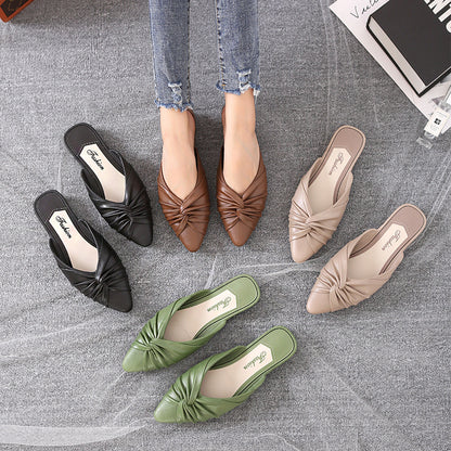 ¡Luce elegante con las nuevas sandalias de punta estrecha PVC 168! Estas cómodas zapatillas te harán sentir la suavidad en tus pies como si estuvieran hechos de gelatina. ¡Perfectas para que las uses tanto en casa como para ir a la playa! Con su taconcito para darles un toque sobrio y lucir a la moda. ¡Súbete a la ola y deslumbra a los demás con estas sandalias!