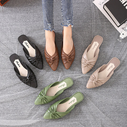 ¡Luce elegante con las nuevas sandalias de punta estrecha PVC 168! Estas cómodas zapatillas te harán sentir la suavidad en tus pies como si estuvieran hechos de gelatina. ¡Perfectas para que las uses tanto en casa como para ir a la playa! Con su taconcito para darles un toque sobrio y lucir a la moda. ¡Súbete a la ola y deslumbra a los demás con estas sandalias!