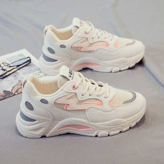 Nuestras zapatillas deportivas M17-Rosado son el mejor equipamiento para la práctica deportiva y el ejercicio. Estas zapatillas llevan un cordón delantero, zapatilla  color combinado, rejilla para un soporte extra, transpirables, y pies frescos, plantilla poliéster para mayor comodidad, tacón amortiguador para aminorar el impacto y plantilla antideslizante para más seguridad. Obtendrás un alto rendimiento en tus entrenamientos con estas zapatillas resistentes, cómodas y protegidas.