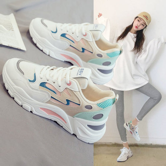 Nuestras zapatillas deportivas M17-Verde son el mejor equipamiento para la práctica deportiva y el ejercicio. Estas zapatillas llevan un cordón delantero, zapatilla  color combinado, rejilla para un soporte extra, transpirables, y pies frescos, plantilla poliéster para mayor comodidad, tacón amortiguador para aminorar el impacto y plantilla antideslizante para más seguridad. Obtendrás un alto rendimiento en tus entrenamientos con estas zapatillas resistentes, cómodas y protegidas.