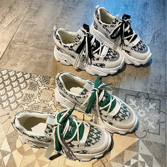 Los zapatos 6608-verde  están diseñados con doble cordón ajustable, para que los combines con el color y diseño que necesites. Además, son transpirables, livianos y cómodos, para que los uses todos los días con total seguridad. La suela de goma sólida cubre áreas de alto impacto para prolongar su durabilidad, mientras que la plantilla amortiguada de espuma de memoria extraíble absorbe sudor y reduce el mal olor.