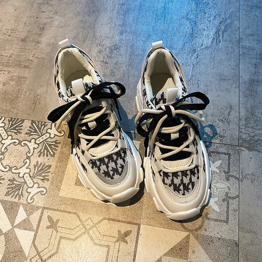 Los zapatos 6608-Negro están diseñados con doble cordón ajustable, para que los combines con el color y diseño que necesites. Además, son transpirables, livianos y cómodos, para que los uses todos los días con total seguridad. La suela de goma sólida cubre áreas de alto impacto para prolongar su durabilidad, mientras que la plantilla amortiguada de espuma de memoria extraíble absorbe sudor y reduce el mal olor.