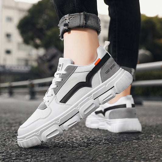 Las zapatillas AK02-Blanco combinan imitación de cuero y piel con amarre clásico para un ajuste cómodo, suela con resistencia al desgaste, respirabilidad y suavidad. Estas zapatillas deportivas casuales están diseñadas para adaptarse a cualquier estación del año con sus lindas combinaciones de colores y están equipadas con suela ligera y equilibrada para cuidar los pies, además de ofrecer estilo y confort.