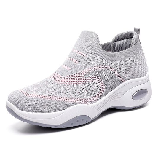 Luce con estilo deportivo y fresco con la zapatilla para dama G-992 Gris. Con una burbuja de aire para una suave pisada, también cuenta con un tacón para no sentir dolor en tus pantorrillas al caminar. ¡No hay excusa para no lucir moderna y cómoda sin importar la edad! Suela antideslizante. suela arqueada. 
