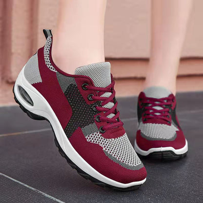 ¡Llegaron las WN53 Vino Tinto! Zapatillas perfectas para un estilo de vida activo. Hechas de malla, transpirables y con una suela antideslizante para una caminata segura. Estas zapatillas ofrecen una plataforma cómoda para caminar al aire libre sin preocuparte por tus pies. ¡Las resistentes y cómodas WN53 Vino Tinto son tu mejor compañía para actividades al aire libre!