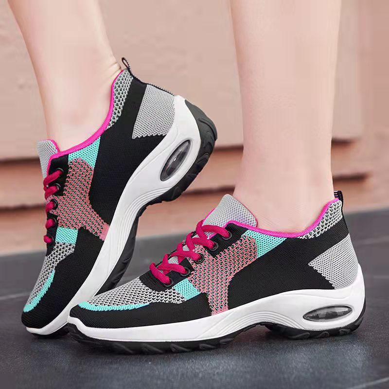 ¡Llegaron las WN53 Fucsia! Zapatillas perfectas para un estilo de vida activo. Hechas de malla, transpirables y con una suela antideslizante para una caminata segura. Estas zapatillas ofrecen una plataforma cómoda para caminar al aire libre sin preocuparte por tus pies. ¡Las resistentes y cómodas WN53 Fucsia son tu mejor compañía para actividades al aire libre!