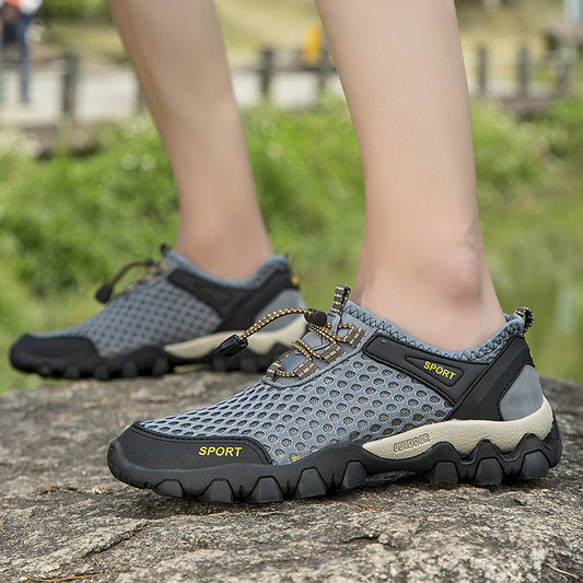Los KJ-51 Gris Metal son zapatos deportivos ideales para senderismos y ocio al aire libre. Sus suelas de goma de alta calidad ofrecen la suavidad ideal para los pies, flexibilidad y peso ligero. Los huecos malla transpirables mantienen los pies frescos y cómodos, y el diseño cóncavo y la punta redondeada garantizan un agarre seguro en todas las superficies.