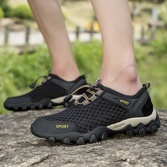 Los KJ-51 Negro  son zapatos deportivos ideales para senderismos y ocio al aire libre. Sus suelas de goma de alta calidad ofrecen la suavidad ideal para los pies, flexibilidad y peso ligero. Los huecos malla transpirables mantienen los pies frescos y cómodos, y el diseño cóncavo y la punta redondeada garantizan un agarre seguro en todas las superficies.