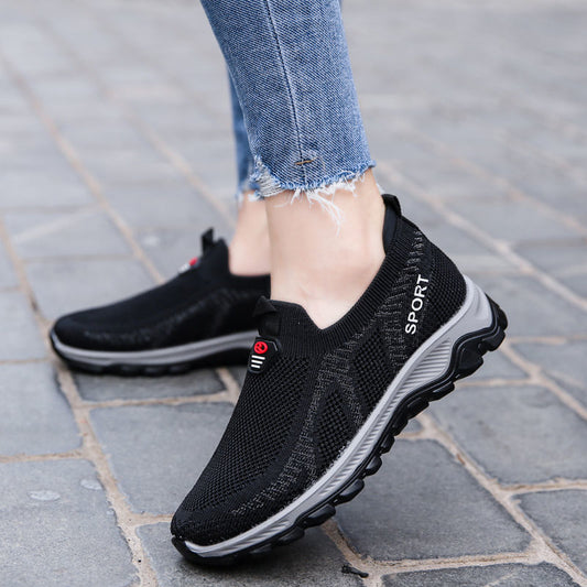 Los W-31 negros son tenis de mujer ideal para actividades casuales o deportivas. Estos zapatos cuentan con un tejido transpirable y una suela de goma que los hace ligeros, flexibles y no resbaladizos. Esto los hace perfectos para caminatas, ejercicios aeróbicos o deportes en cancha sin recargar el pie.