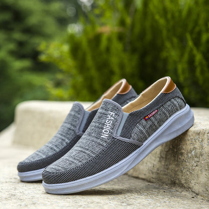 Las zapatillas FM-9 Gris  son la opción perfecta para los días de trabajo o descanso. Están fabricadas con tela suave de lona, ofrecen un estilo casual, semiformal, combinando a la perfección con tu atuendo. Pruébalas, y disfruta el deslizamiento suave con la textura por dentro de polyester, la suela de PVC y los colores mixtos que combinan con la ropa casual.