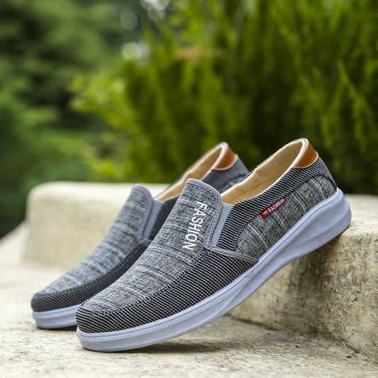 Las zapatillas FM-9 Gris  son la opción perfecta para los días de trabajo o descanso. Están fabricadas con tela suave de lona, ofrecen un estilo casual, semiformal, combinando a la perfección con tu atuendo. Pruébalas, y disfruta el deslizamiento suave con la textura por dentro de polyester, la suela de PVC y los colores mixtos que combinan con la ropa casual.