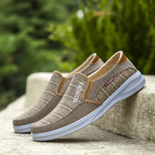Las zapatillas FM-9 Beige son la opción perfecta para los días de trabajo o descanso. Están fabricadas con tela suave de lona, ofrecen un estilo casual, semiformal, combinando a la perfección con tu atuendo. Pruébalas, y disfruta el deslizamiento suave con la textura por dentro de polyester, la suela de PVC y los colores mixtos que combinan con la ropa casual.