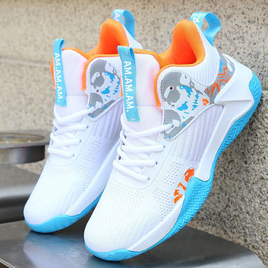 ¡Te presentamos la W229 Blanco! Esta es la zapatilla perfecta para los amantes del baloncesto, con la que puedes entrenar y mejorar tus habilidades. Gracias a su diseño moderno, te ofrece estilo, seguridad, elasticidad uniforme y una plantilla de goma EVA. Su parte superior en malla te mantendrá fresco durante los entrenamientos más largos. Y con su suela antideslizante, puedes jugar sin preocupaciones. ¡Es la zapatilla que necesitas para mejorar tu juego!
