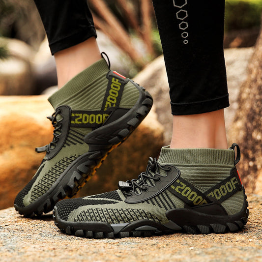 Los 2000 Verde son unos zapatos deportivos informales ideales para realizar actividades al aire libre. Gracias a su suela de goma Eva, resistirán el desgaste hasta en las prácticas más extremas de escalada o senderismo. Su plantilla de espuma suave garantiza un cómodo soporte en el talón. Además, el material antiranspirable ofrece transpiración adicional y seguridad contra deslizamientos. ¡También son perfectos para usar en la playa!