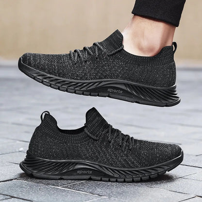 038-Negro es la respuesta perfecta para tus actividades casuales y deportivas. Estos zapatos están hechos con tejido de punto transpirable y cinta elástica para ofrecerte la libertad de movimiento que necesitas. La suela con antideslizante curvada garantiza una comodidad óptima al apoyar el pie y dar el paso, mientras mantiene tus pies secos. ¡Vive una experiencia cómoda con 038- Negro!