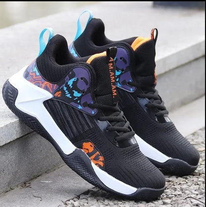 ¡Te presentamos la W229 Negro! Esta es la zapatilla perfecta para los amantes del baloncesto, con la que puedes entrenar y mejorar tus habilidades. Gracias a su diseño moderno, te ofrece estilo, seguridad, elasticidad uniforme y una plantilla de goma EVA. Su parte superior en malla te mantendrá fresco durante los entrenamientos más largos. Y con su suela antideslizante, puedes jugar sin preocupaciones. ¡Es la zapatilla que necesitas para mejorar tu juego!
