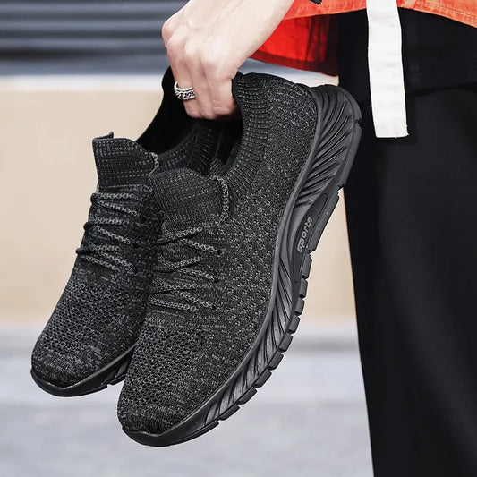 038-Negro es la respuesta perfecta para tus actividades casuales y deportivas. Estos zapatos están hechos con tejido de punto transpirable y cinta elástica para ofrecerte la libertad de movimiento que necesitas. La suela con antideslizante curvada garantiza una comodidad óptima al apoyar el pie y dar el paso, mientras mantiene tus pies secos. ¡Vive una experiencia cómoda con 038- Negro!