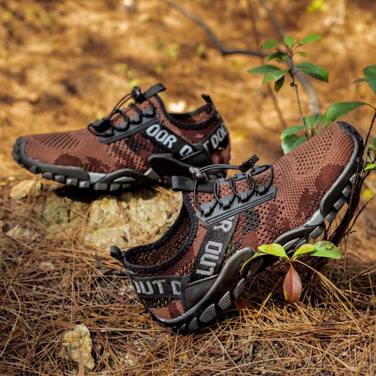 Disfruta de la aventura al usar los zapatos ZM015-Cafe. Están hechos con materiales exteriores superiores sintéticos y transpirables, para que tus pies estén secos y frescos incluso durante una excursión de larga duración. El forro tejido de punto es agradable y suave al tacto, y el cierre con cordones elásticos asegura el ajuste necesario. Las suelas de goma antideslizantes resistentes al desgaste te mantienen seguro en el exterior.