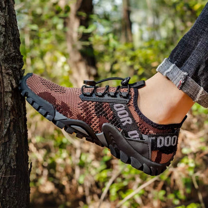 Disfruta de la aventura al usar los zapatos ZM015-Cafe. Están hechos con materiales exteriores superiores sintéticos y transpirables, para que tus pies estén secos y frescos incluso durante una excursión de larga duración. El forro tejido de punto es agradable y suave al tacto, y el cierre con cordones elásticos asegura el ajuste necesario. Las suelas de goma antideslizantes resistentes al desgaste te mantienen seguro en el exterior.