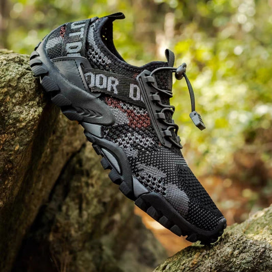 Disfruta de la aventura al usar los zapatos ZM015-Cafe. Están hechos con materiales exteriores superiores sintéticos y transpirables, para que tus pies estén secos y frescos incluso durante una excursión de larga duración. El forro tejido de punto es agradable y suave al tacto, y el cierre con cordones elásticos asegura el ajuste necesario. Las suelas de goma antideslizantes resistentes al desgaste te mantienen seguro en el exterior.