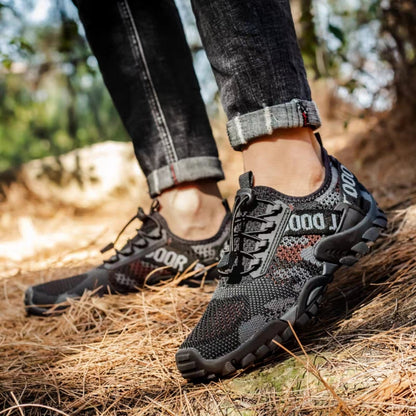 Disfruta de la aventura al usar los zapatos ZM015-Cafe. Están hechos con materiales exteriores superiores sintéticos y transpirables, para que tus pies estén secos y frescos incluso durante una excursión de larga duración. El forro tejido de punto es agradable y suave al tacto, y el cierre con cordones elásticos asegura el ajuste necesario. Las suelas de goma antideslizantes resistentes al desgaste te mantienen seguro en el exterior.