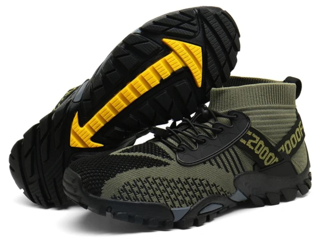 Los 2000 Verde son unos zapatos deportivos informales ideales para realizar actividades al aire libre. Gracias a su suela de goma Eva, resistirán el desgaste hasta en las prácticas más extremas de escalada o senderismo. Su plantilla de espuma suave garantiza un cómodo soporte en el talón. Además, el material antiranspirable ofrece transpiración adicional y seguridad contra deslizamientos. ¡También son perfectos para usar en la playa!