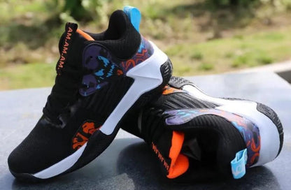 ¡Te presentamos la W229 Negro! Esta es la zapatilla perfecta para los amantes del baloncesto, con la que puedes entrenar y mejorar tus habilidades. Gracias a su diseño moderno, te ofrece estilo, seguridad, elasticidad uniforme y una plantilla de goma EVA. Su parte superior en malla te mantendrá fresco durante los entrenamientos más largos. Y con su suela antideslizante, puedes jugar sin preocupaciones. ¡Es la zapatilla que necesitas para mejorar tu juego!