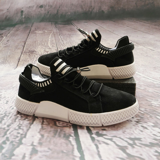 Los zapatos 033-Beige de estilo veraniego tienen un diseño bajo, unisex y formal. Suela antideslizante y sistema de amortiguación son claves para la comodidad durante el uso. El material con fibras de alta resistencia, cordones elásticos, y áreas estratégicas proveen un ajuste seguro y sujeción al pie. La elasticidad y transpirabilidad mejoran la movilidad. No son impermeables.