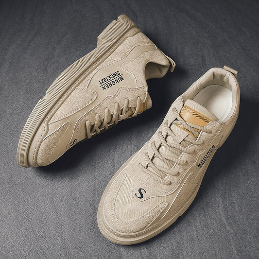 Con la Zapatilla 021-Beige disfrutarás de un look casual y a la moda, gracias a su combinación única de cuero sintético. Suela de goma de alta tracción para una mayor durabilidad. ¡Un complemento perfecto para tu look!