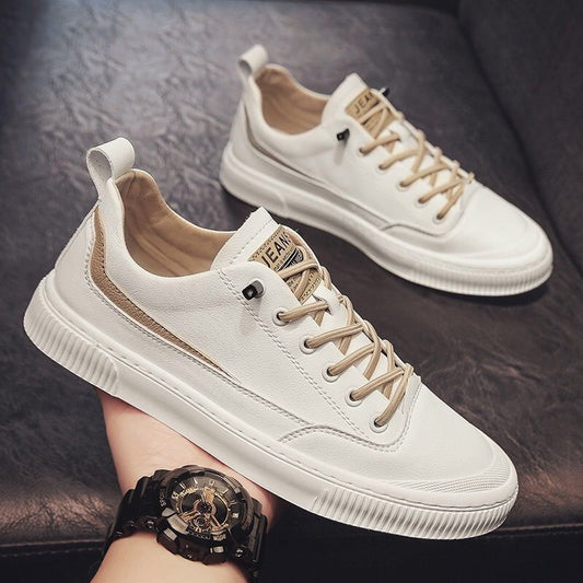 Descubre el estilo impermeable de 052-Blanco, un zapato sintético color blanco con flexibilidad. Esta línea casual te ofrece una combinación perfecta para tus atuendos semi-formales. La suela ligera garantiza confort durante el día y la plantilla interior de termo de invierno permite adaptarse a los cambios temporales.