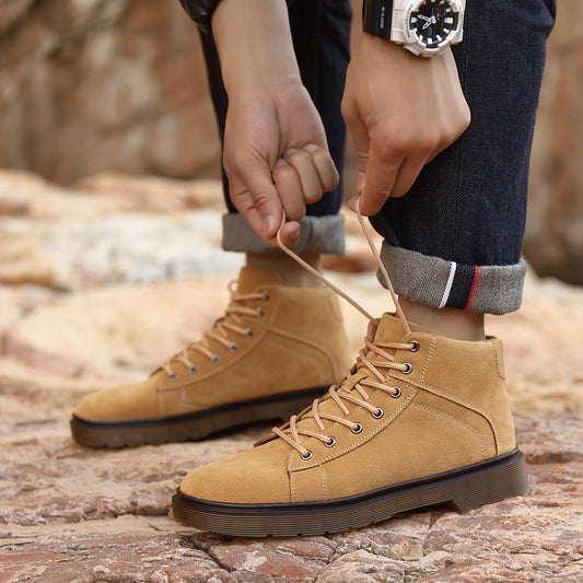 Nuestra zapatilla 025-Beige es la mejor opción para las personas que pasan el día entero trabajando. Con su suela de caucho antideslizante, altura al tobillo y cuero sintético volteado, esta zapatilla es extremadamente cómoda. Trae cordones, lo que la hace práctica y versátil.